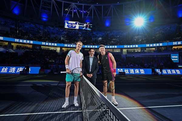 通过与多位 通过与多位