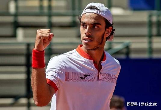 当初他凭借 当初他凭借